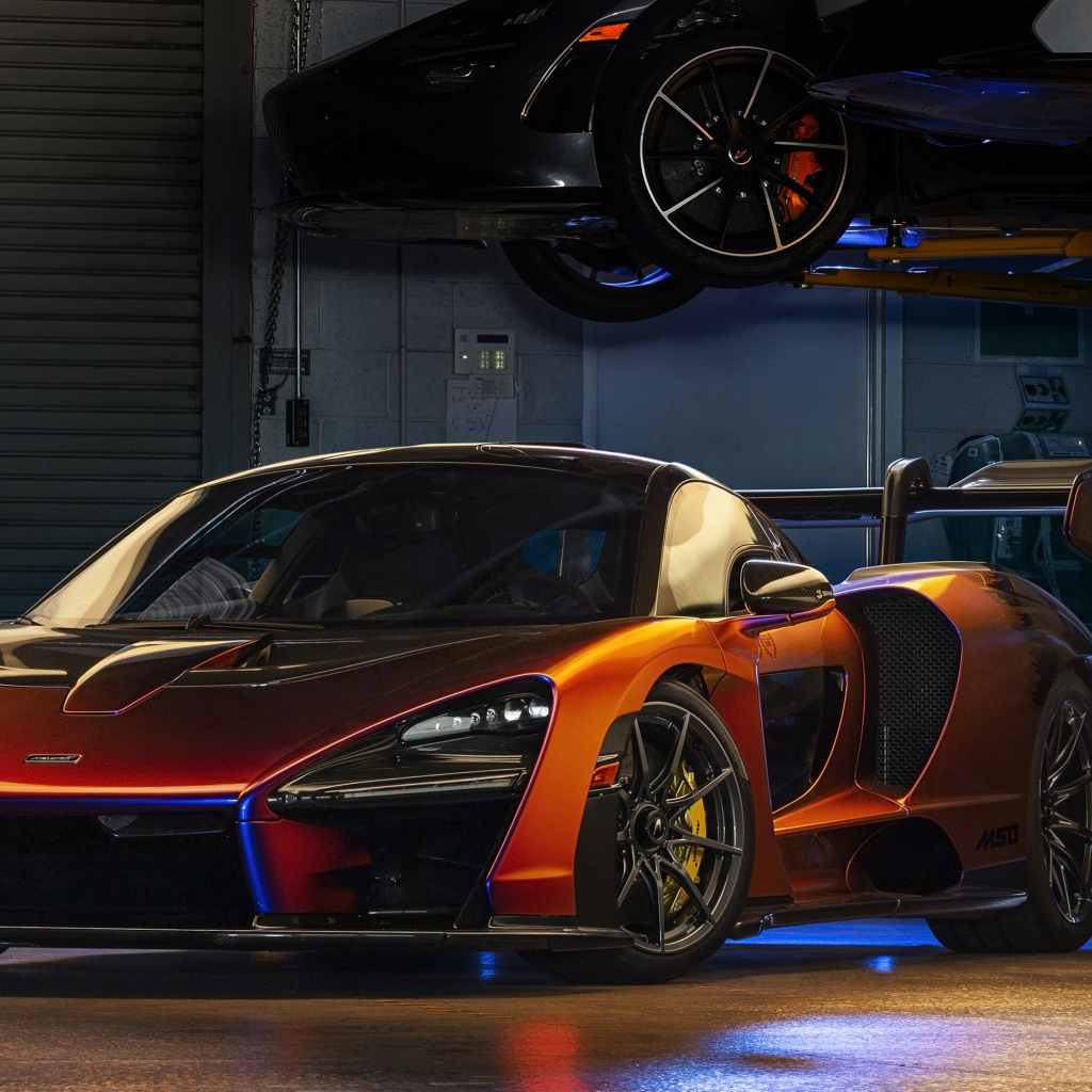 Оранжевый спортивный автомобиль McLaren MSO Senna в гараже