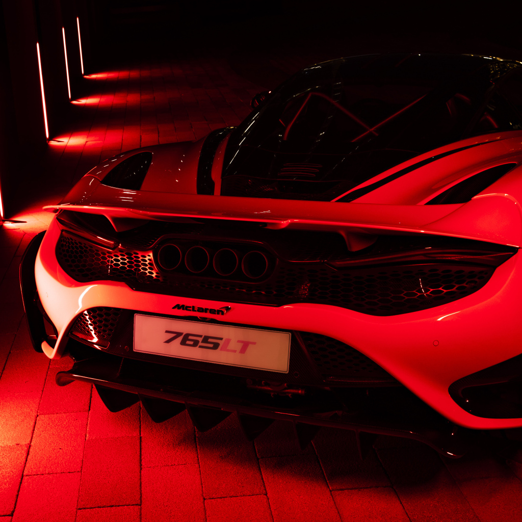 Вид сзади на автомобиль  McLaren 765LT, 2021 года