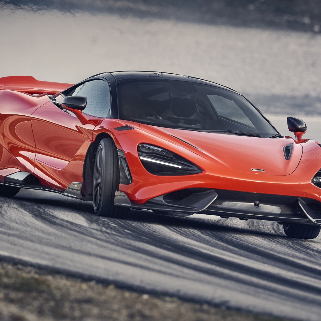 Красный гоночный автомобиль McLaren 765LT 2020 года на трассе 