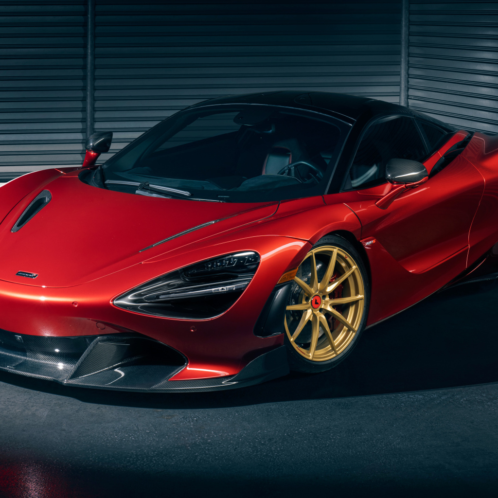 Красный спортивный автомобиль McLaren 720S  в гараже