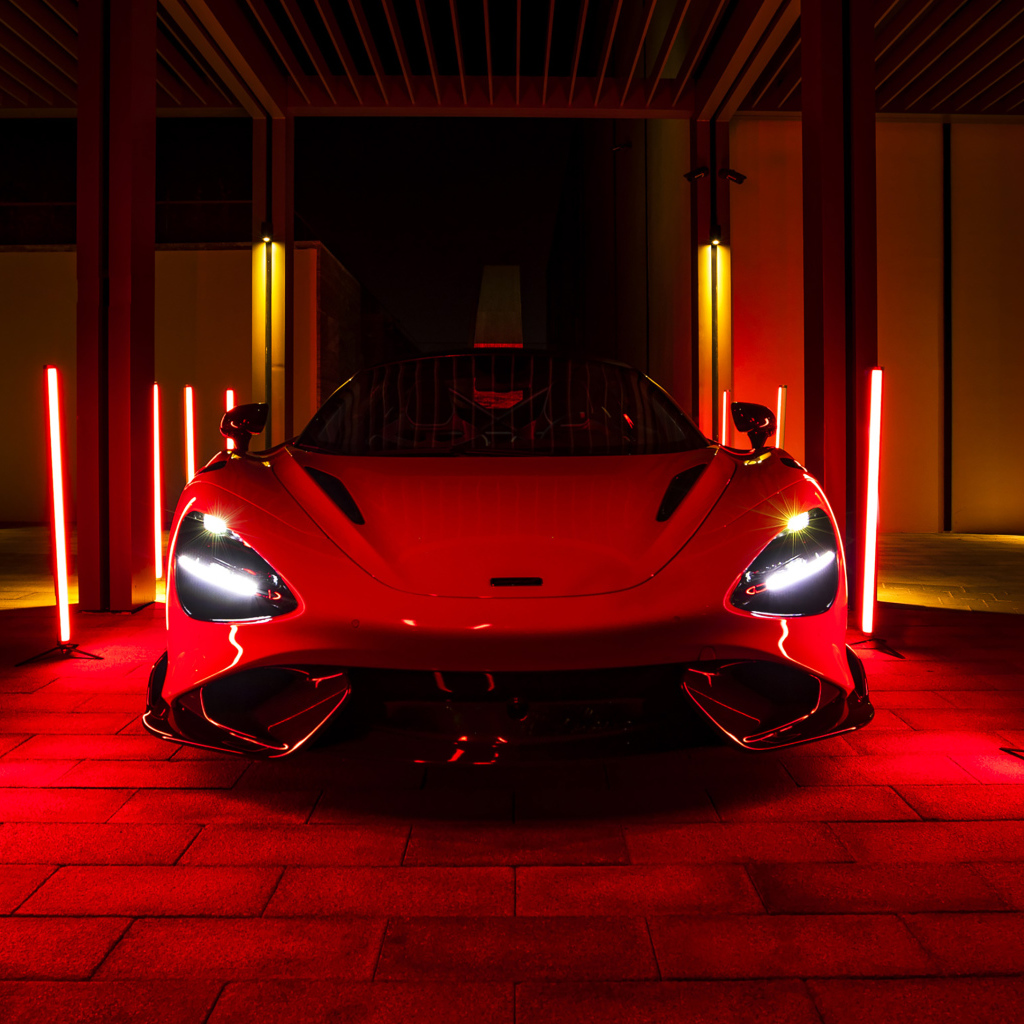 Красный McLaren 765LT, 2021 года в свете неоновых фонарей
