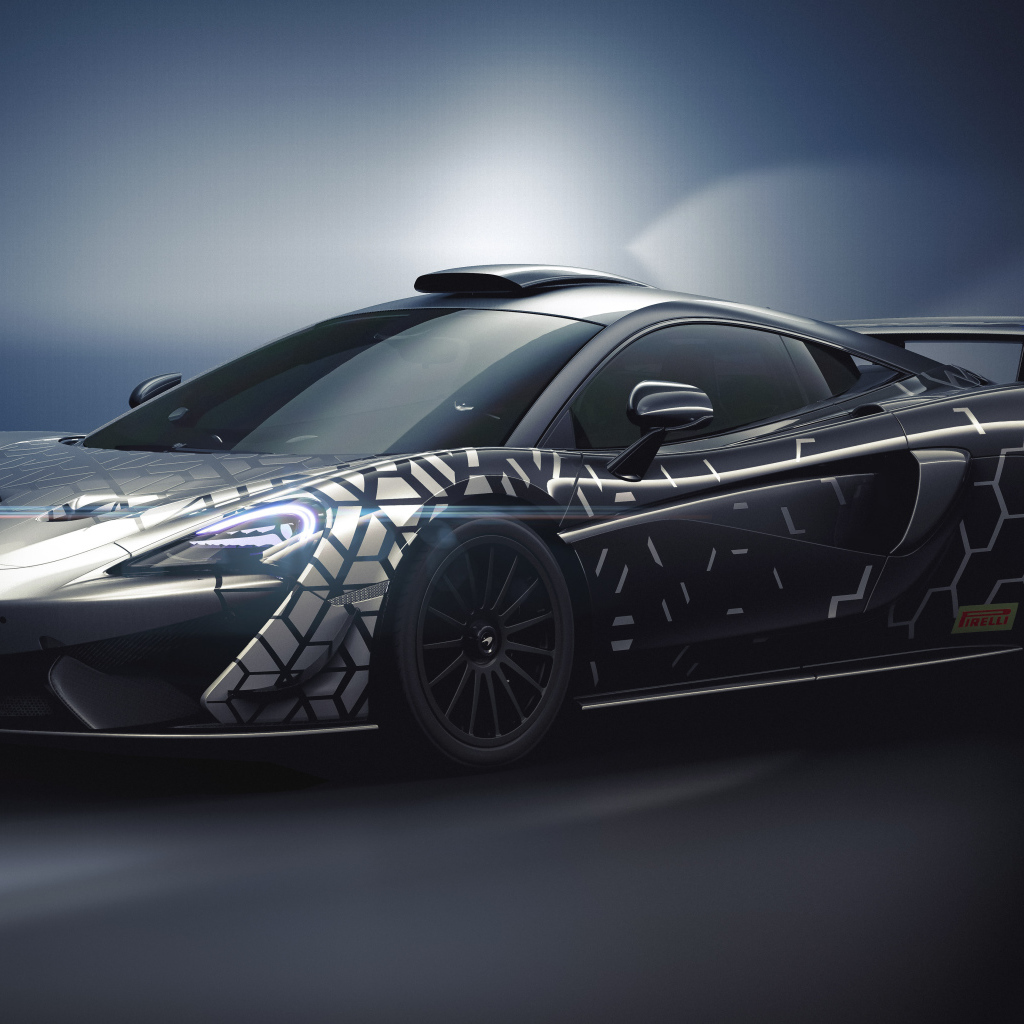 Спортивный автомобиль McLaren 620R, 2020 года на сером фоне