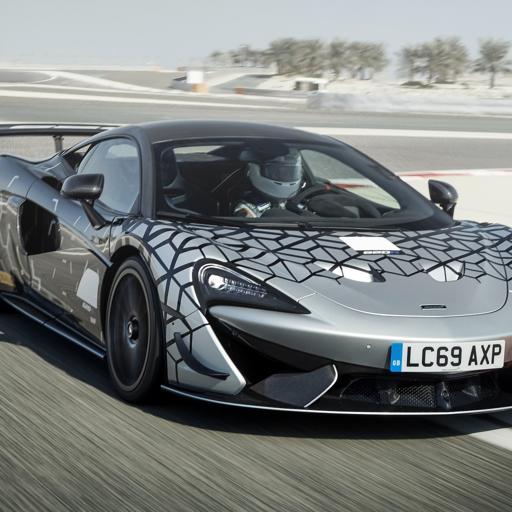 Спортивный автомобиль McLaren 620R на трассе