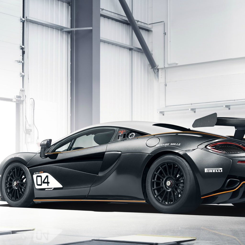 Спортивный  McLaren 570S GT4, 2020 года вид сзади