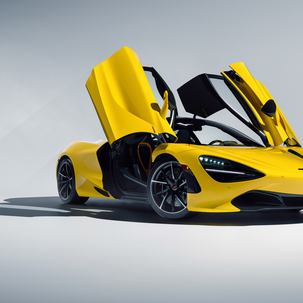 Желтый автомобиль McLaren 720S CGI с открытыми дверями на сером фоне