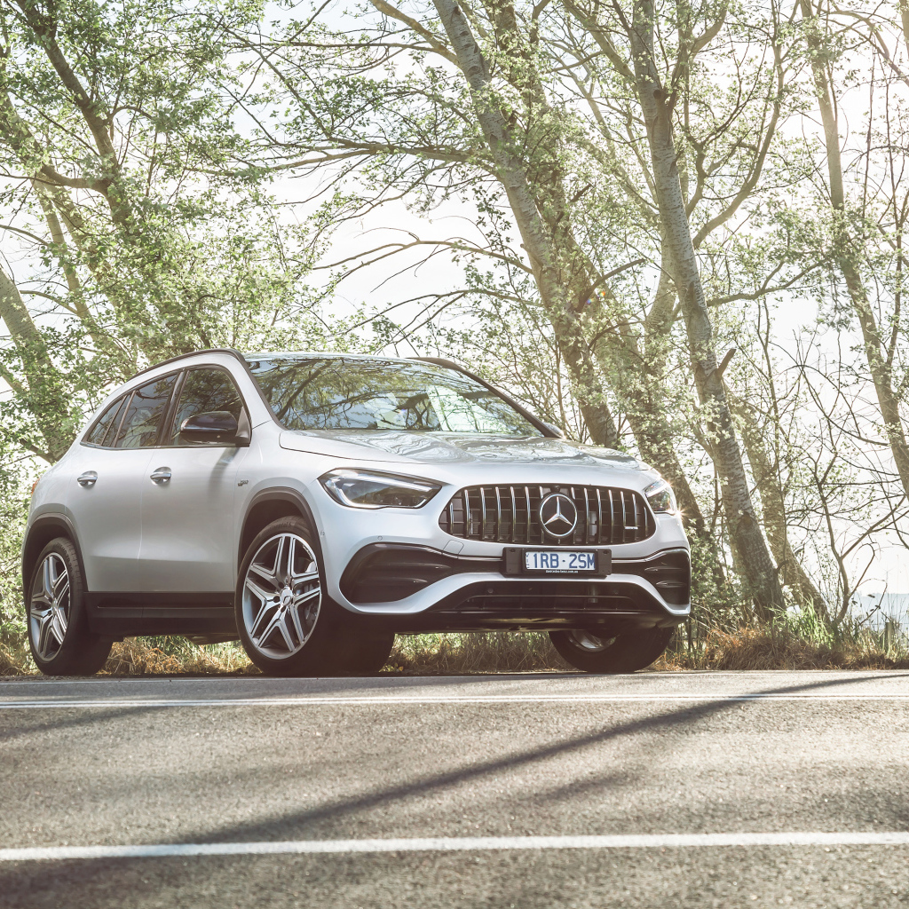 Белый автомобиль Mercedes-AMG GLA 35 4MATIC 2020 года на дороге