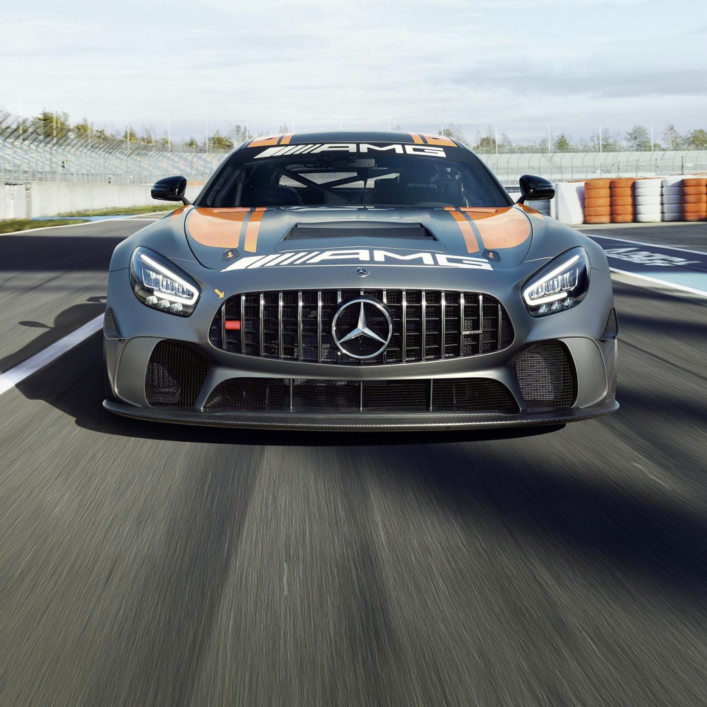 Автомобиль Mercedes-AMG GT4 2020 года на гонках 
