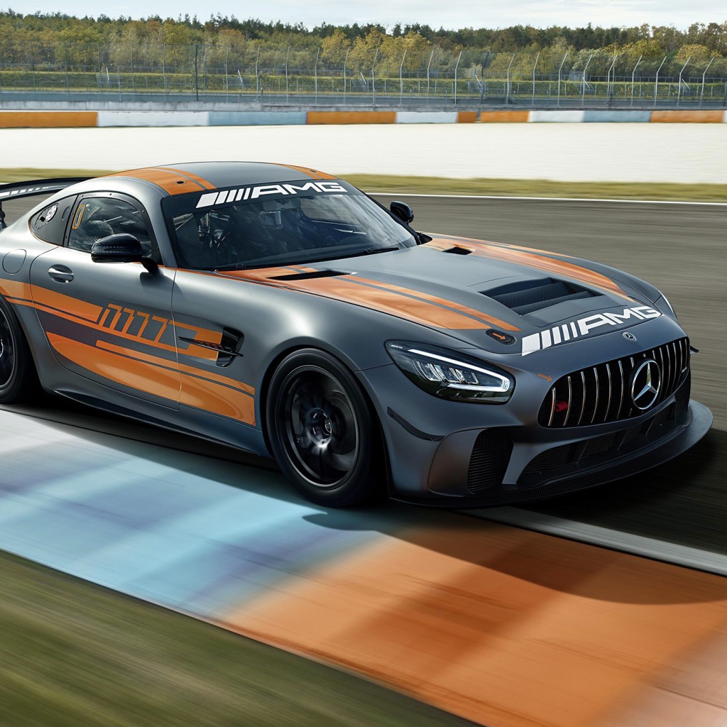 Автомобиль Mercedes-AMG GT4 2020 года на гоночной трассе