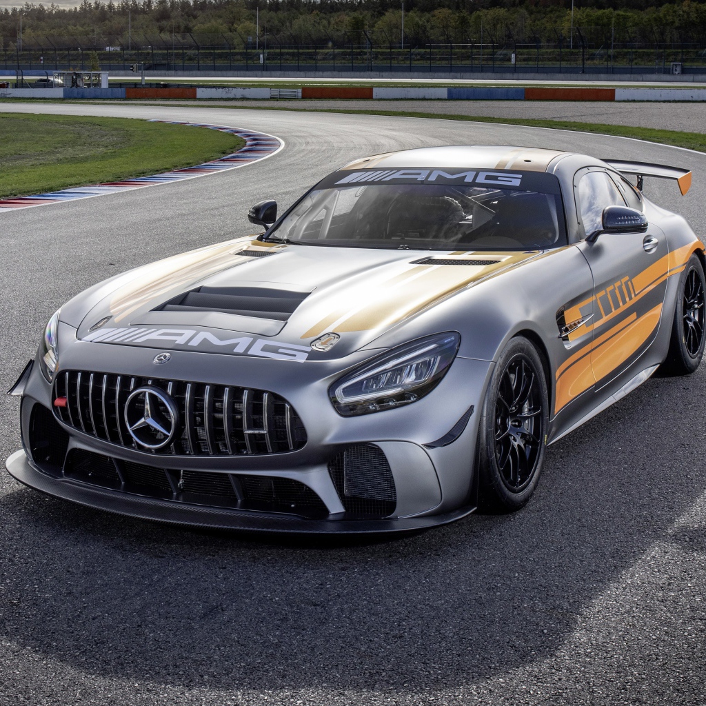 Гоночный автомобиль Mercedes-AMG GT4 2020 года на трассе 
