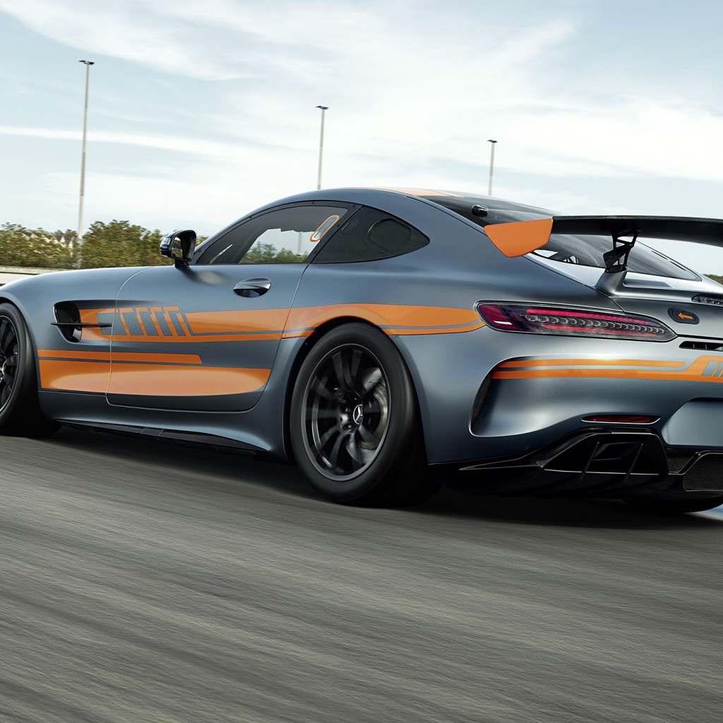 Гоночный автомобиль Mercedes-AMG GT4 2020 года на  трассе вид сзади