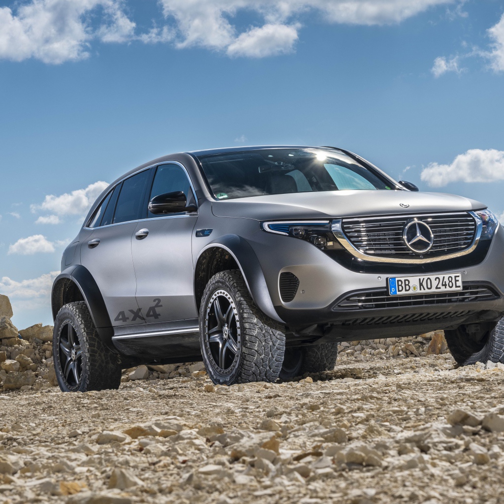 Серебристый внедорожник Mercedes-Benz EQC 4x4 2020 года 