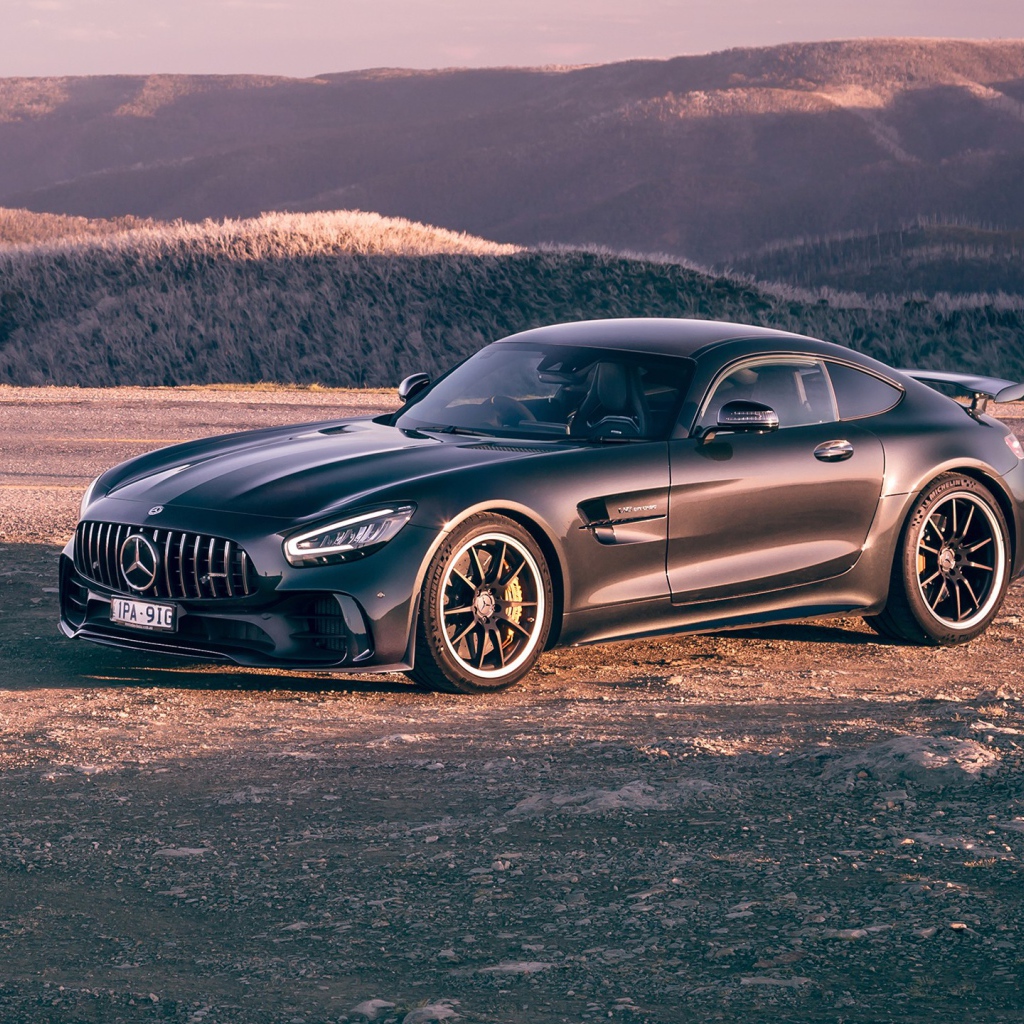 Черный автомобиль Mercedes-AMG GT R 2020 года