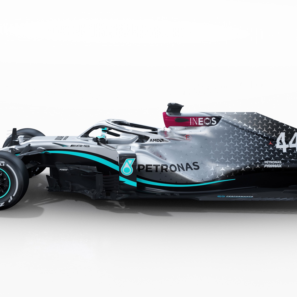 Гоночный автомобиль Mercedes-AMG F1 W11 EQ Performance 2020 года на белом фоне