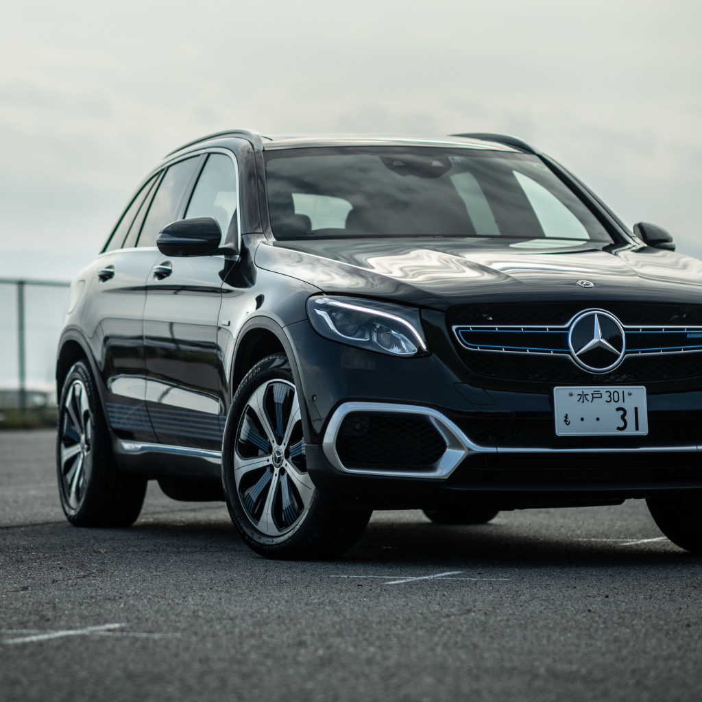 Черный автомобиль Mercedes-Benz GLC F-Cell 2021 года