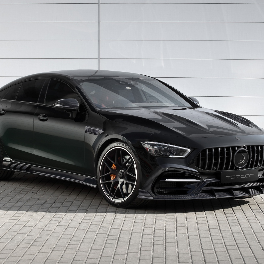 Черный автомобиль  Mercedes-AMG GT 63 S 4MATIC+ 4-Door Coupé Inferno 2020 года у гаража