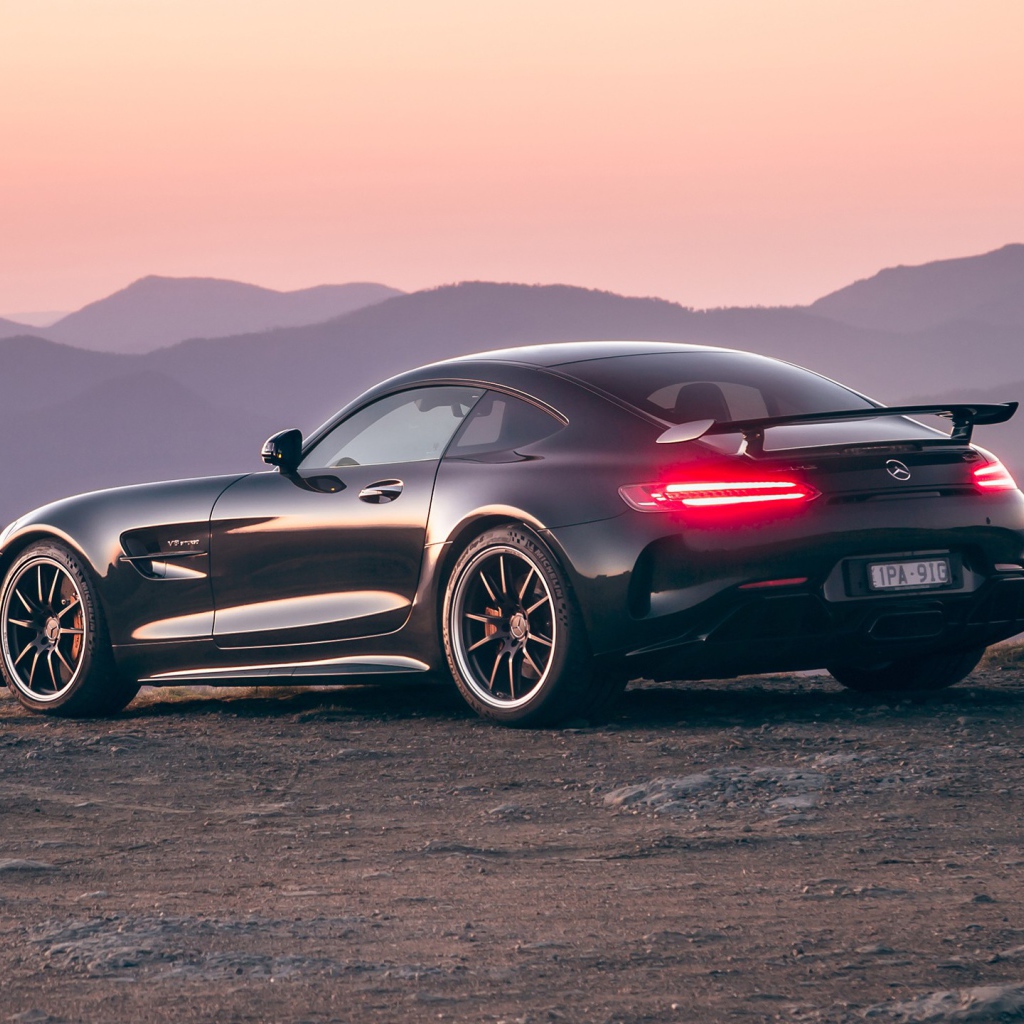 Черный автомобиль Mercedes-AMG GT R 2020 года на фоне гор 