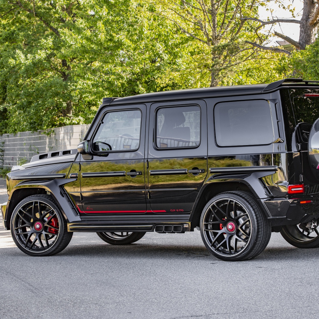 Черный джип Mercedes-Benz G-Class  на улице