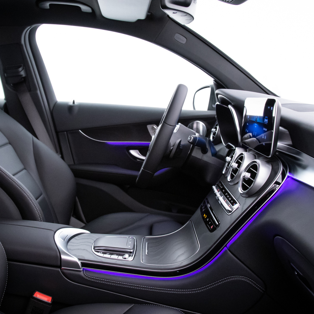 Черный кожаный салон автомобиля Mercedes-Benz GLC 300, 2019 года