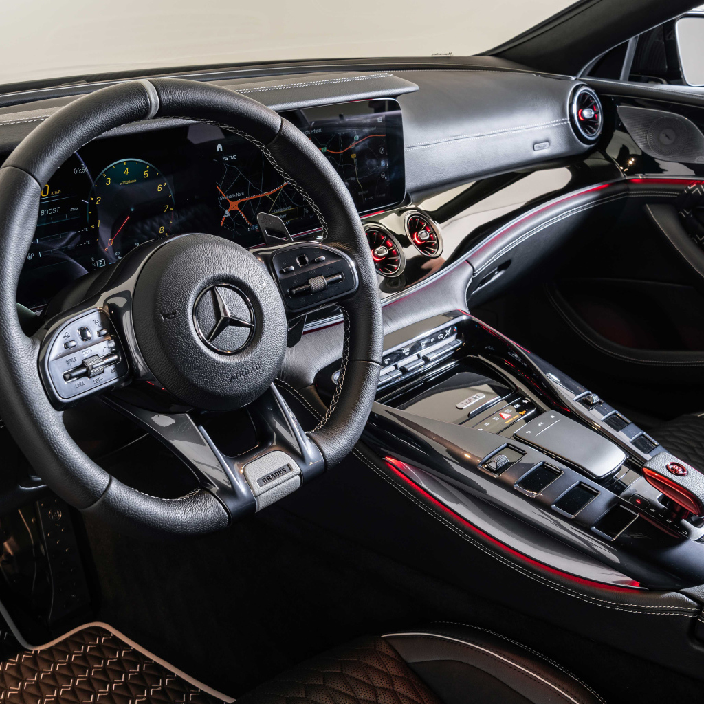 Черный кожаный салон автомобиля Brabus Rocket 900 One Of Ten Mercedes-AMG GT 63 S 4MATIC+