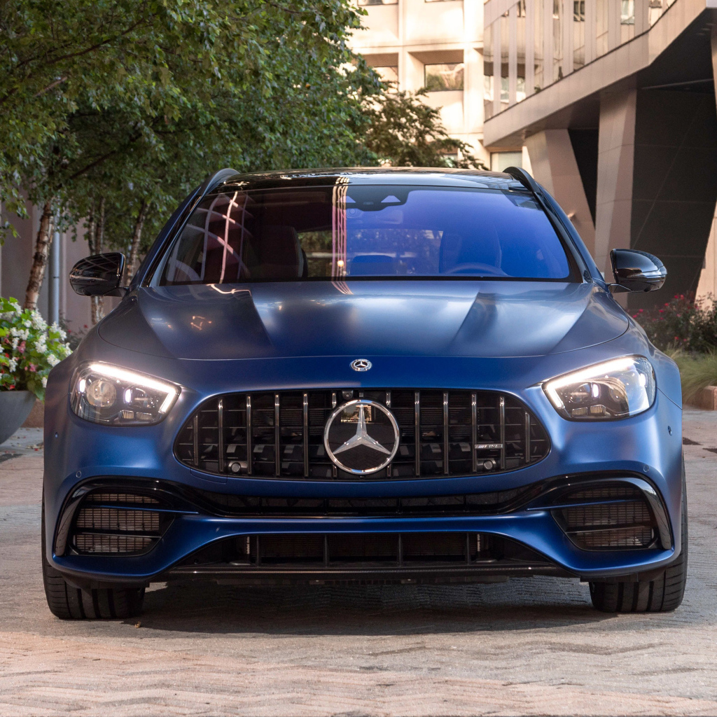 Синий автомобиль  Mercedes-AMG E 63 S 4MATIC+, 2021 года вид спереди