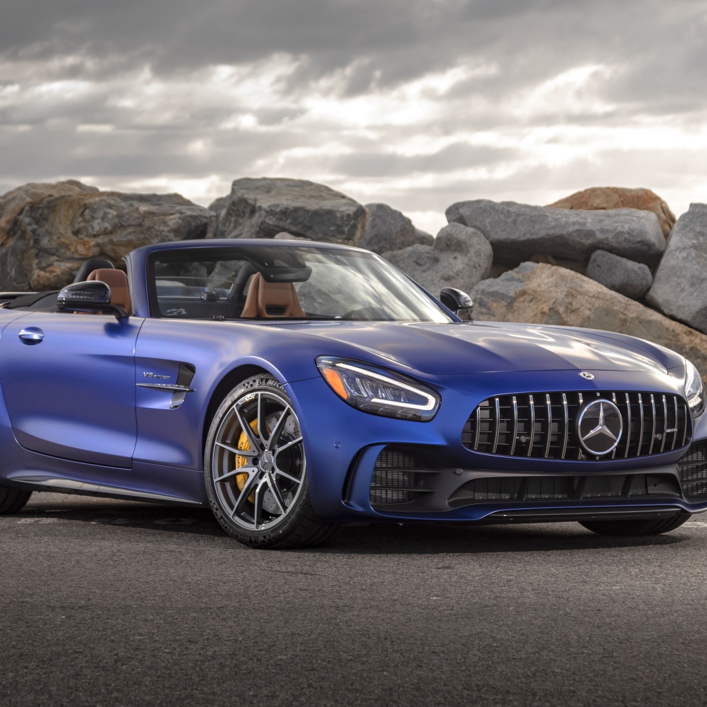 Синий кабриолет Mercedes-AMG GT R Roadster, 2020 года в горах 