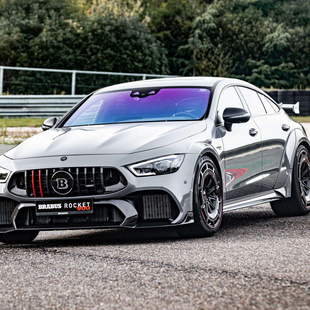Автомобиль Brabus Rocket 900 One Of Ten Mercedes-AMG GT 63 S 4MATIC+ на дороге