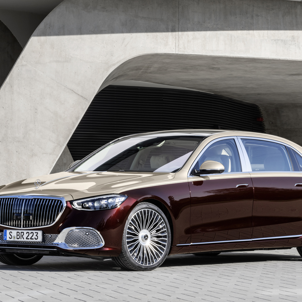 Бордовый автомобиль Mercedes-Maybach S 580,  2021 года