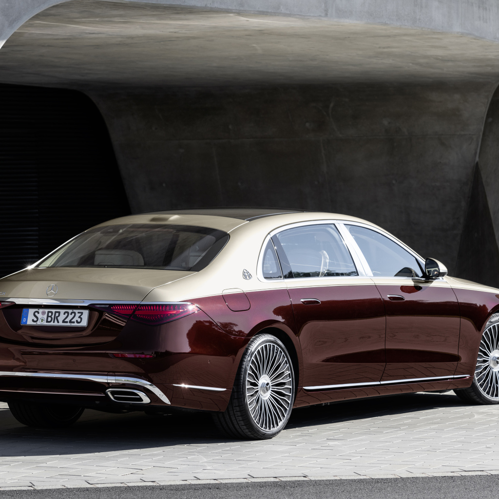 Бордовый автомобиль Mercedes-Maybach S 580,  2021 года вид сзади