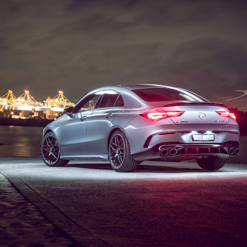Автомобиль Mercedes-AMG CLA 45 S 4MATIC, 2020 года на фоне города 