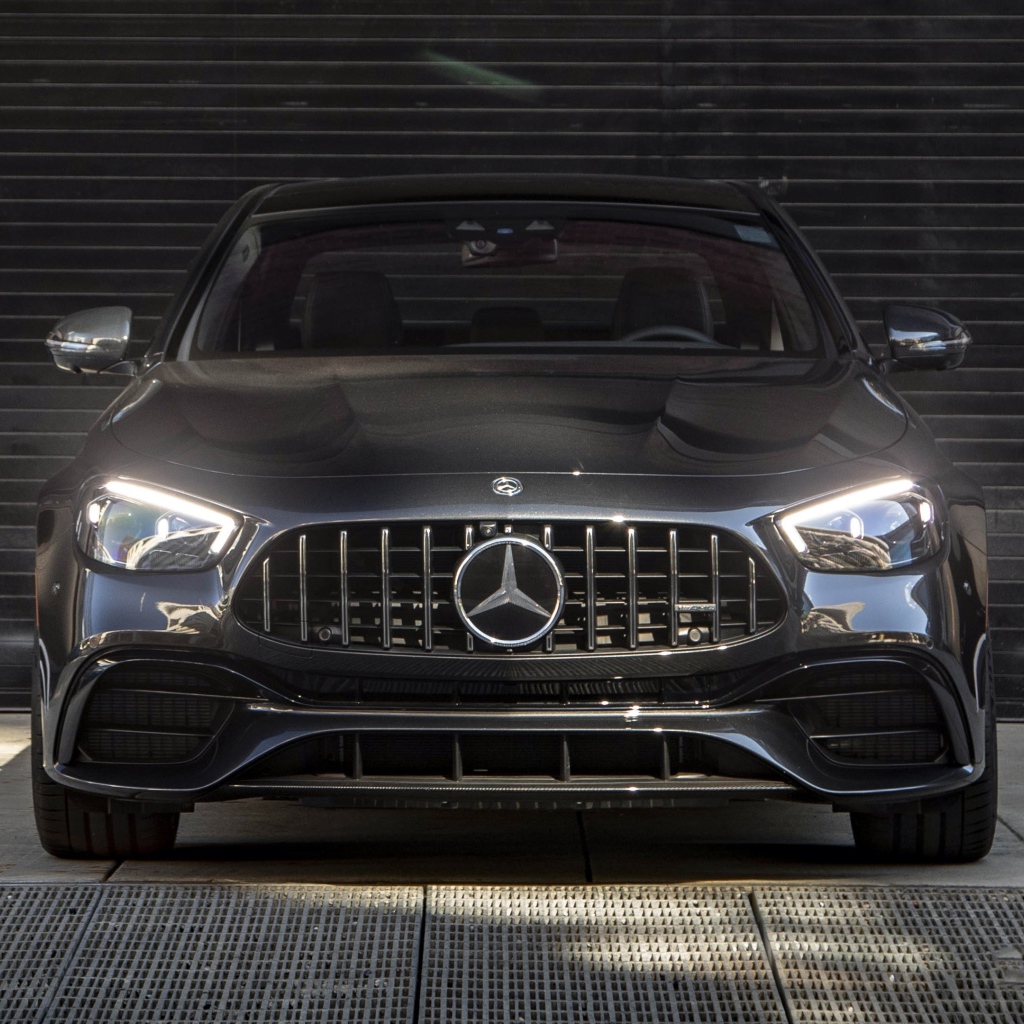 Автомобиль Mercedes-AMG E 63 S 4MATIC+, 2021 года с включенными фарами вид спереди