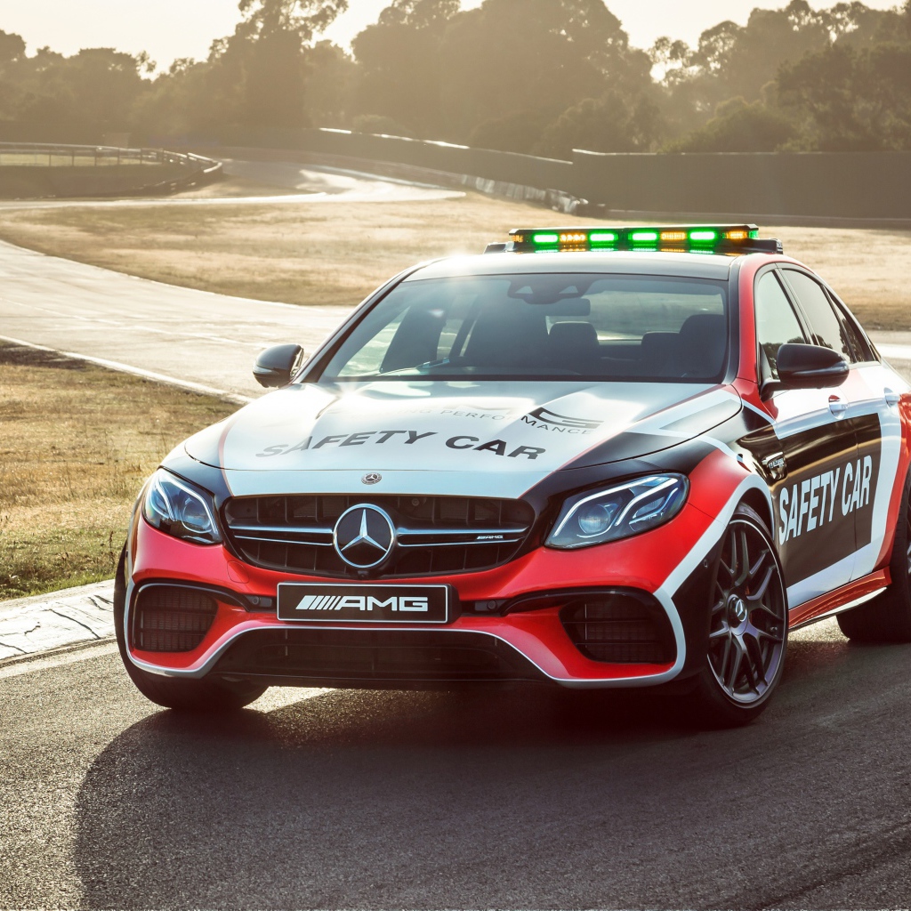 Гоночный автомобиль Mercedes-AMG E 63 S на трассе 