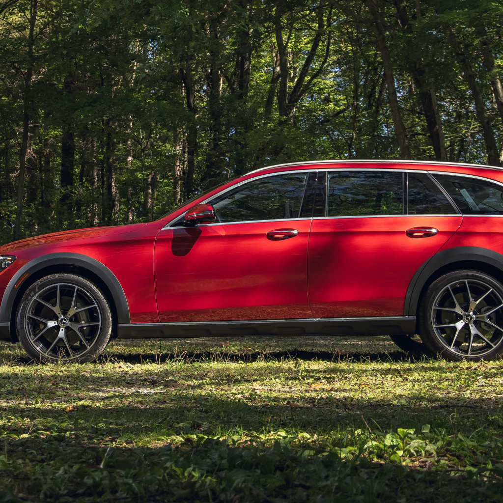 Автомобиль Mercedes-Benz E 450 4MATIC All-Terrain, 2021 года вид сбоку