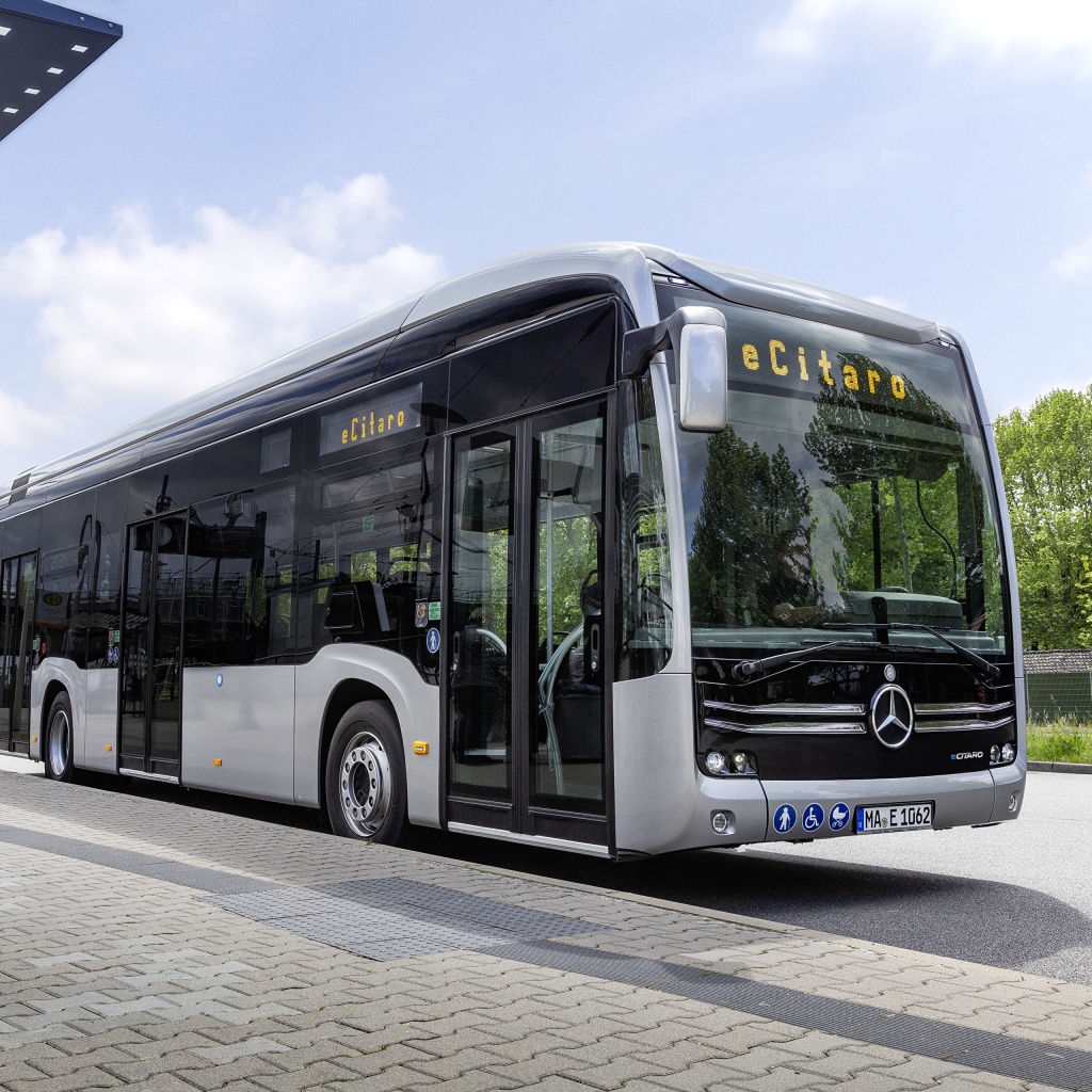 Автобус Mercedes-Benz на остановке 