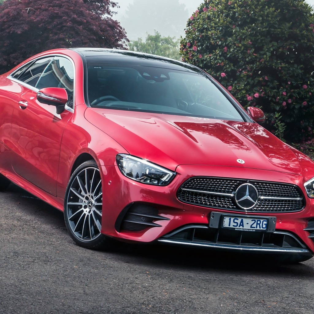 Красный автомобиль Mercedes-Benz E 300 AMG, 2021 года вид спереди