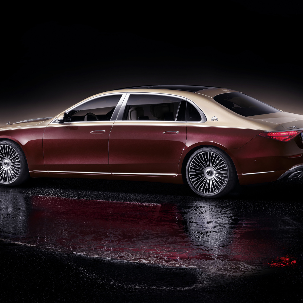 Красный автомобиль Mercedes-Maybach S 580,  2021  года на черном фоне