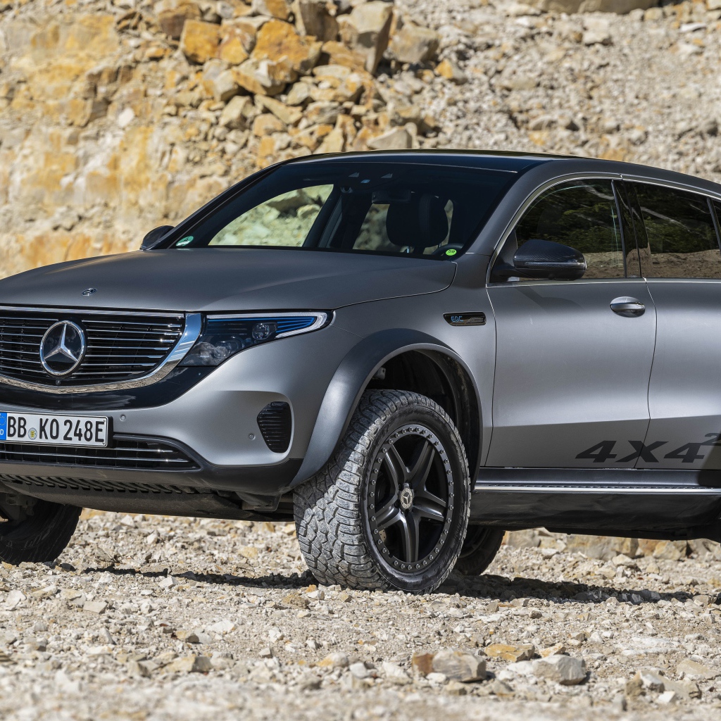 SUV Mercedes-Benz EQC 4x4, 2020 against the background of mountains