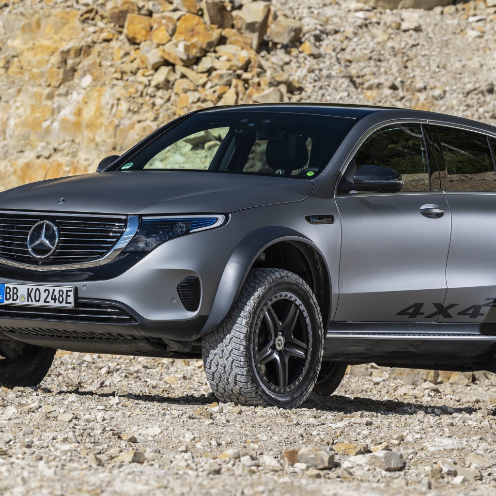 Внедорожник Mercedes-Benz EQC 4x4,  2020 года на фоне гор 