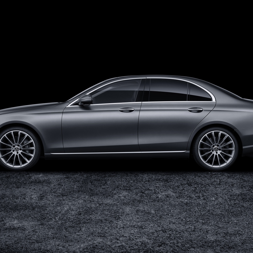 Серебристый автомобиль Mercedes-Benz E-Klasse 2020 года на черном фоне