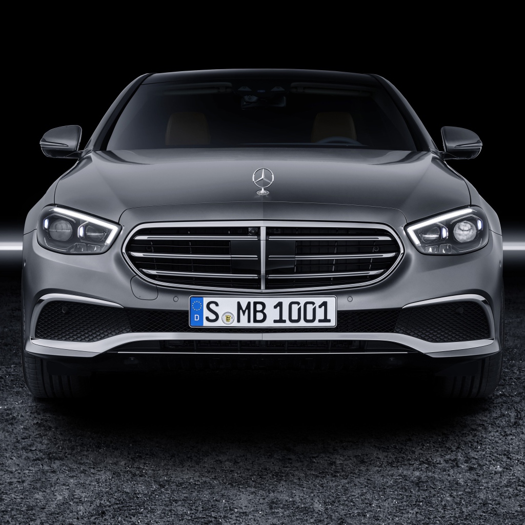 Серебристый автомобиль Mercedes-Benz E-Klasse, 2020 года вид спереди