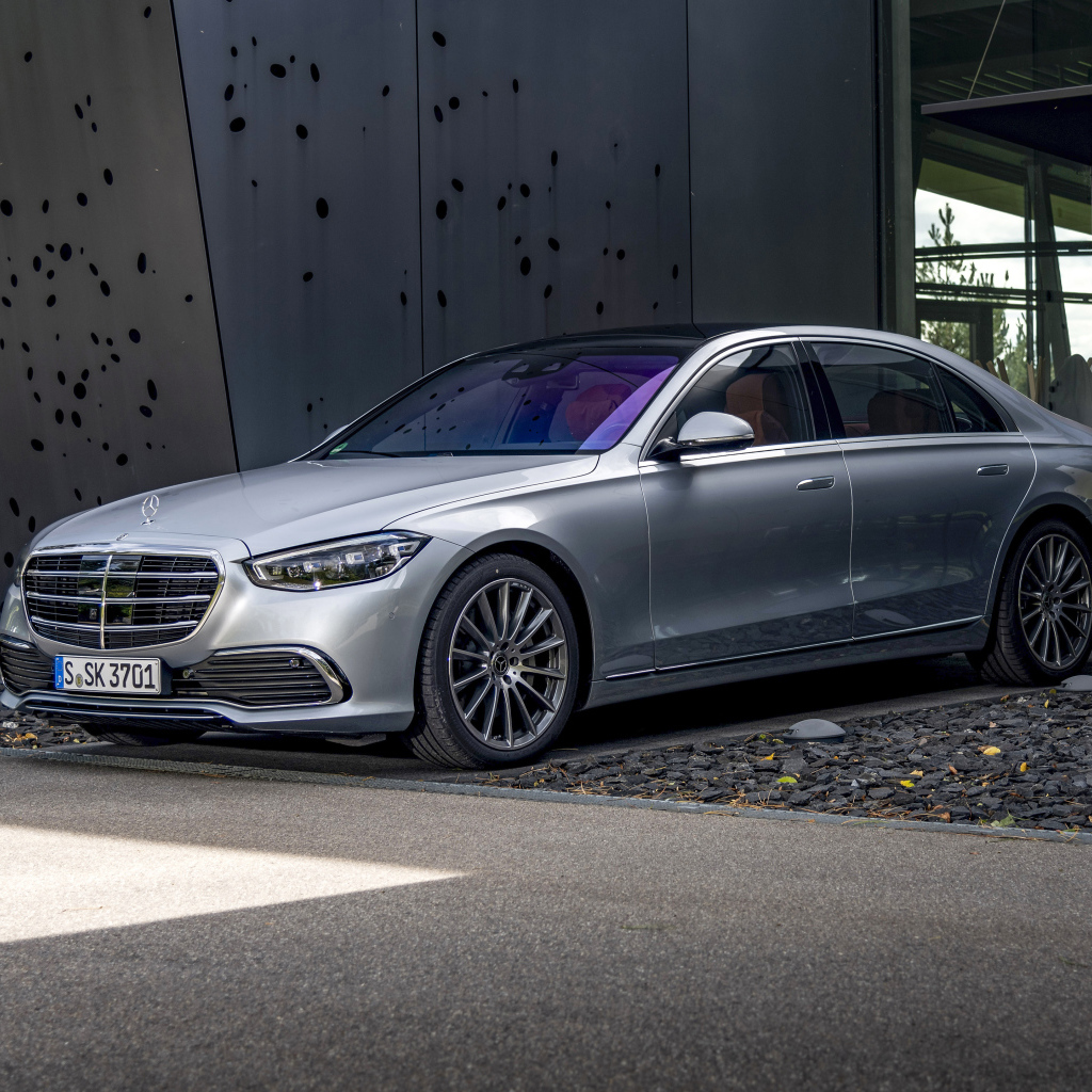 Стильный Mercedes-Benz S 400 D 4MATIC 2020 года у гаража