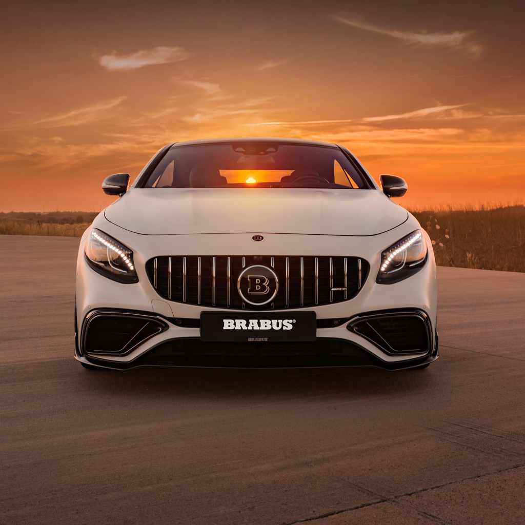 Белый автомобиль Mercedes Benz B63 S на фоне заката