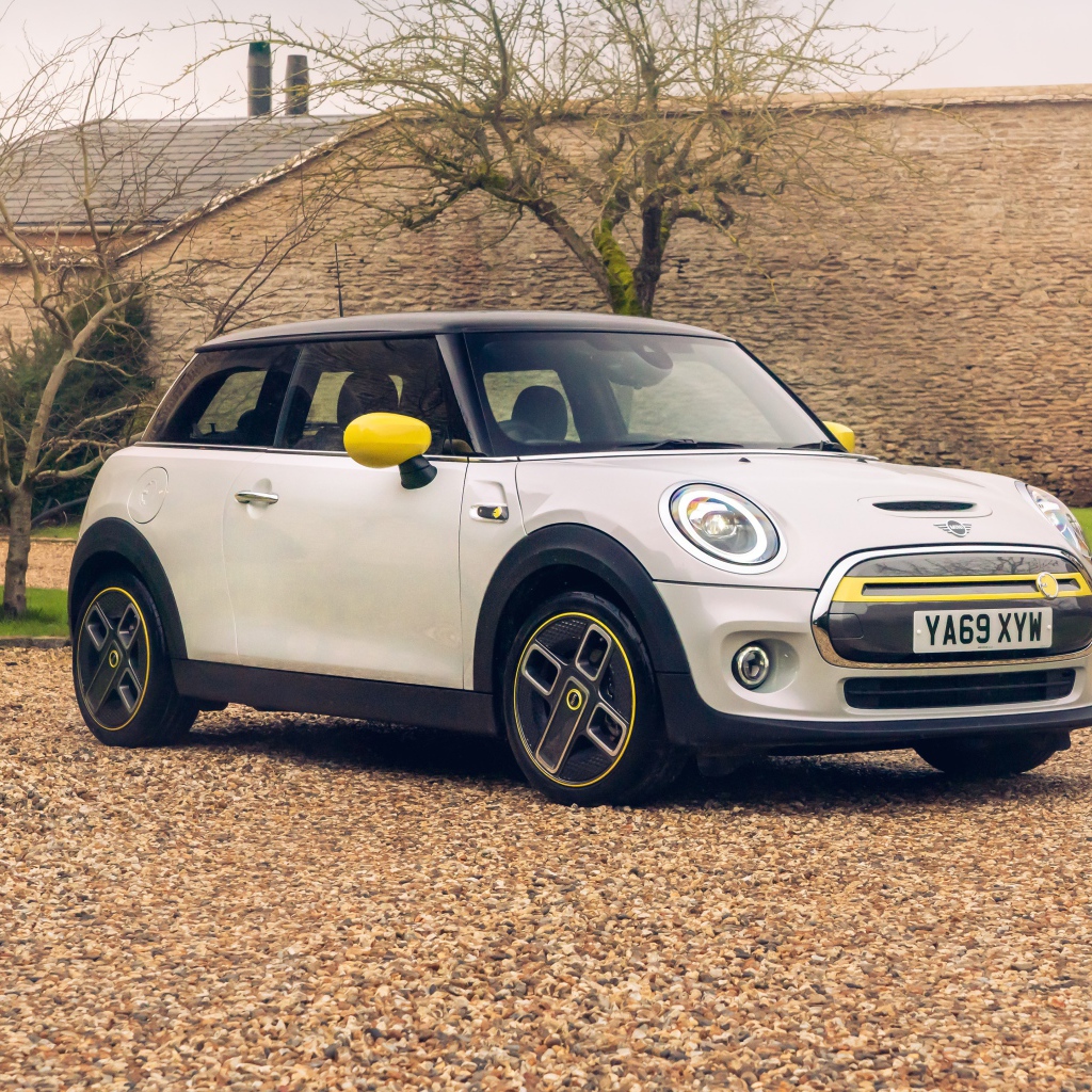 Автомобиль MINI Cooper SE Level 2 2020 года у дома