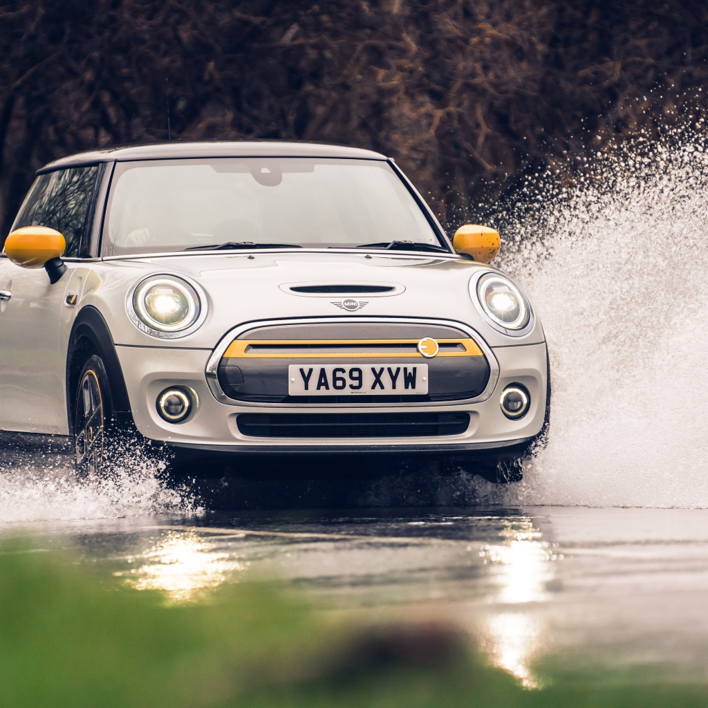 Компактный MINI Cooper SE Level 2 2020 года едет по воде