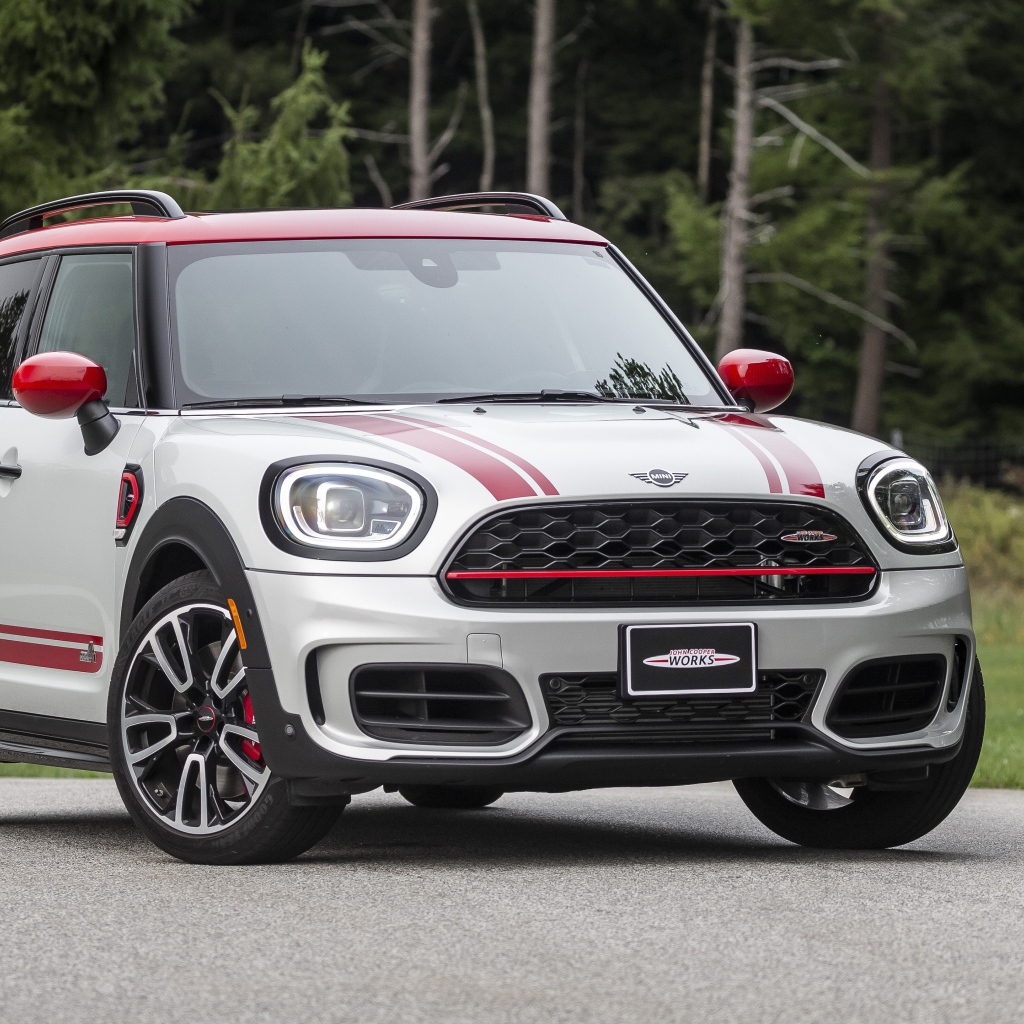 Автомобиль  MINI John Cooper, 2021 года на дороге