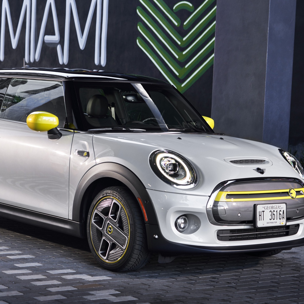 Серебристый  MINI Cooper SE, 2020 года у дома