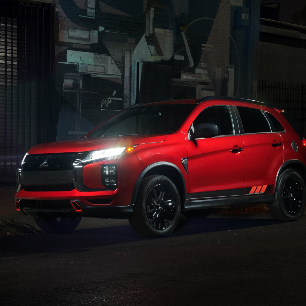 Красный внедорожник  Mitsubishi Outlander, 2020 года у стены