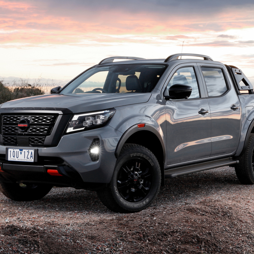 Серебристый пикап Nissan Navara PRO-4X 2021 года