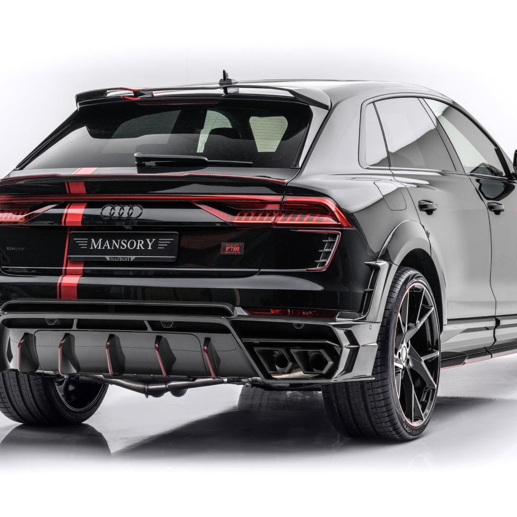 Черный кроссовер  Mansory Audi RS Q8 2020 года вид сзади на белом фоне