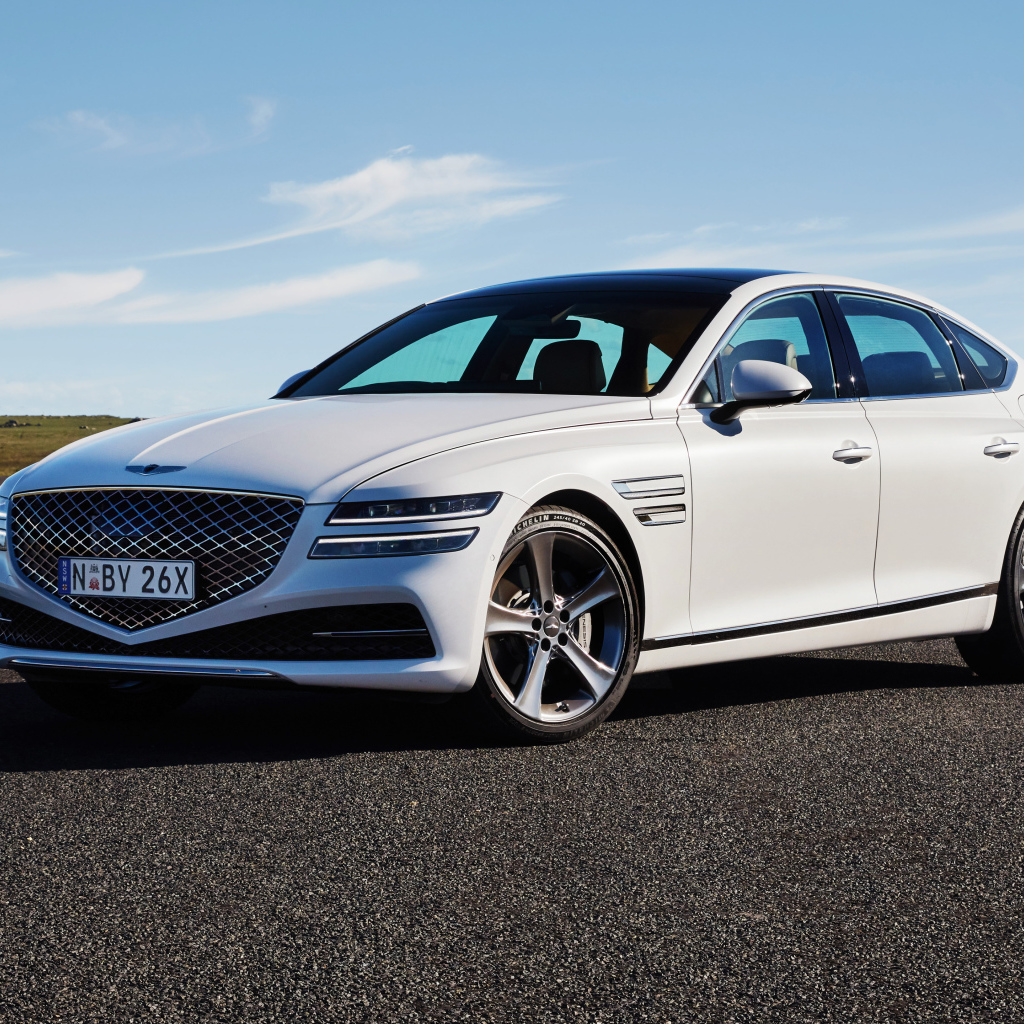 Белый автомобиль Genesis G80 3.5T AWD 2020 года на трассе