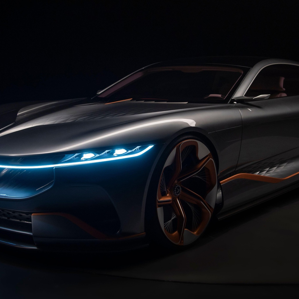 Автомобиль Italdesign Voyah I-Land Concept 2020 года с включенными фарами